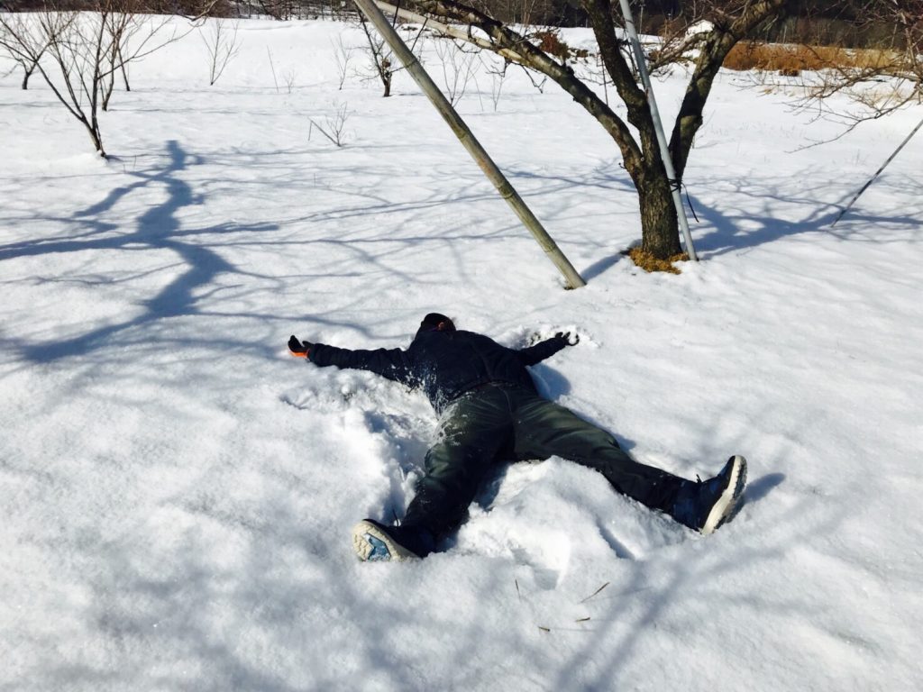 まだ残る雪にダーイブ( ＊ ˃́ꇴ˂̀ )